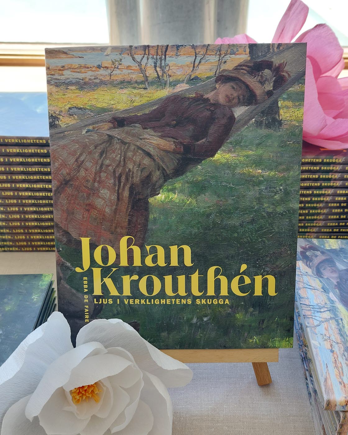 Östergötlands museum ger ut en bok om Johan Krouthén i samband med utställningen Ljus i verklighetens skugga.