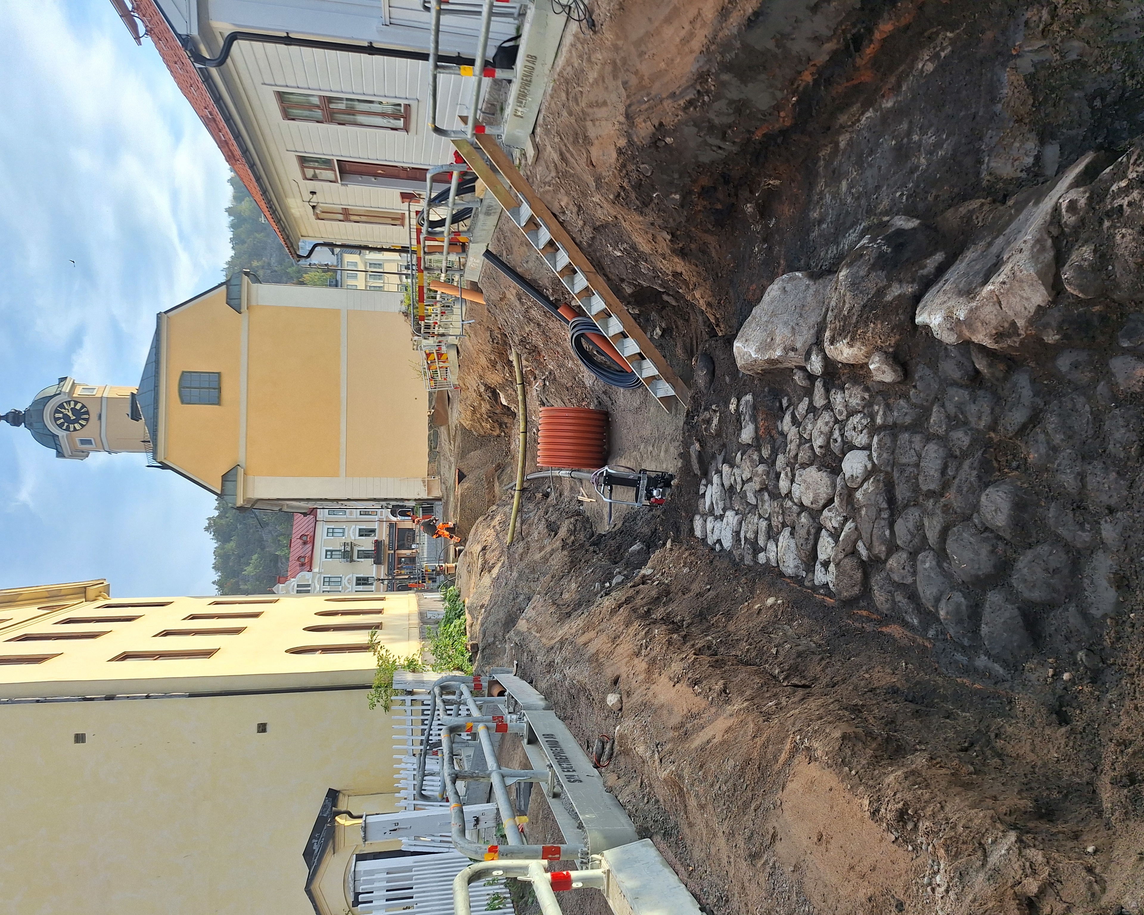 Exempel på stenlagd gata. Till höger om gatan syns stora syllstenar till en byggnad.