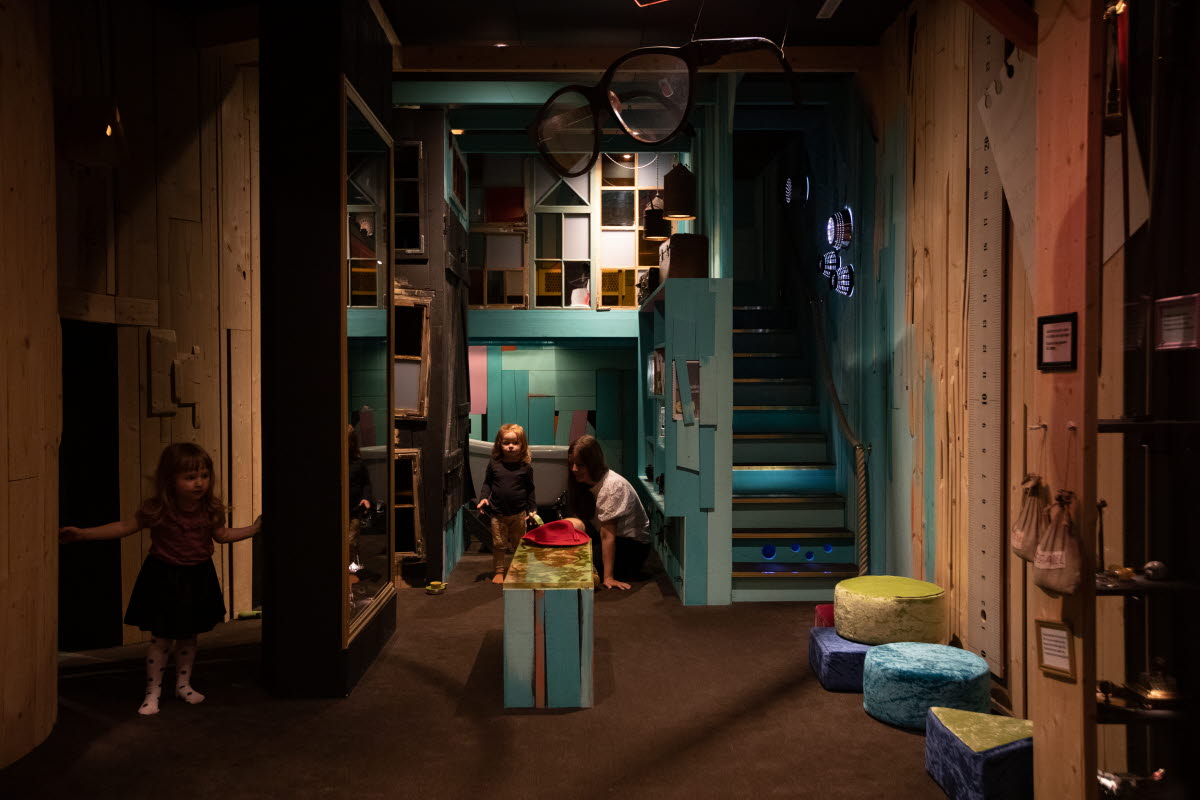 Bild på barn som leker. Utställningen Viljans värld 