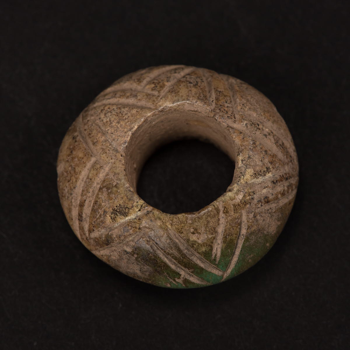 Ring av horn med inristad dekor. Diameter 25 mm. Stenålder. Bergsgraven, Linköping. 