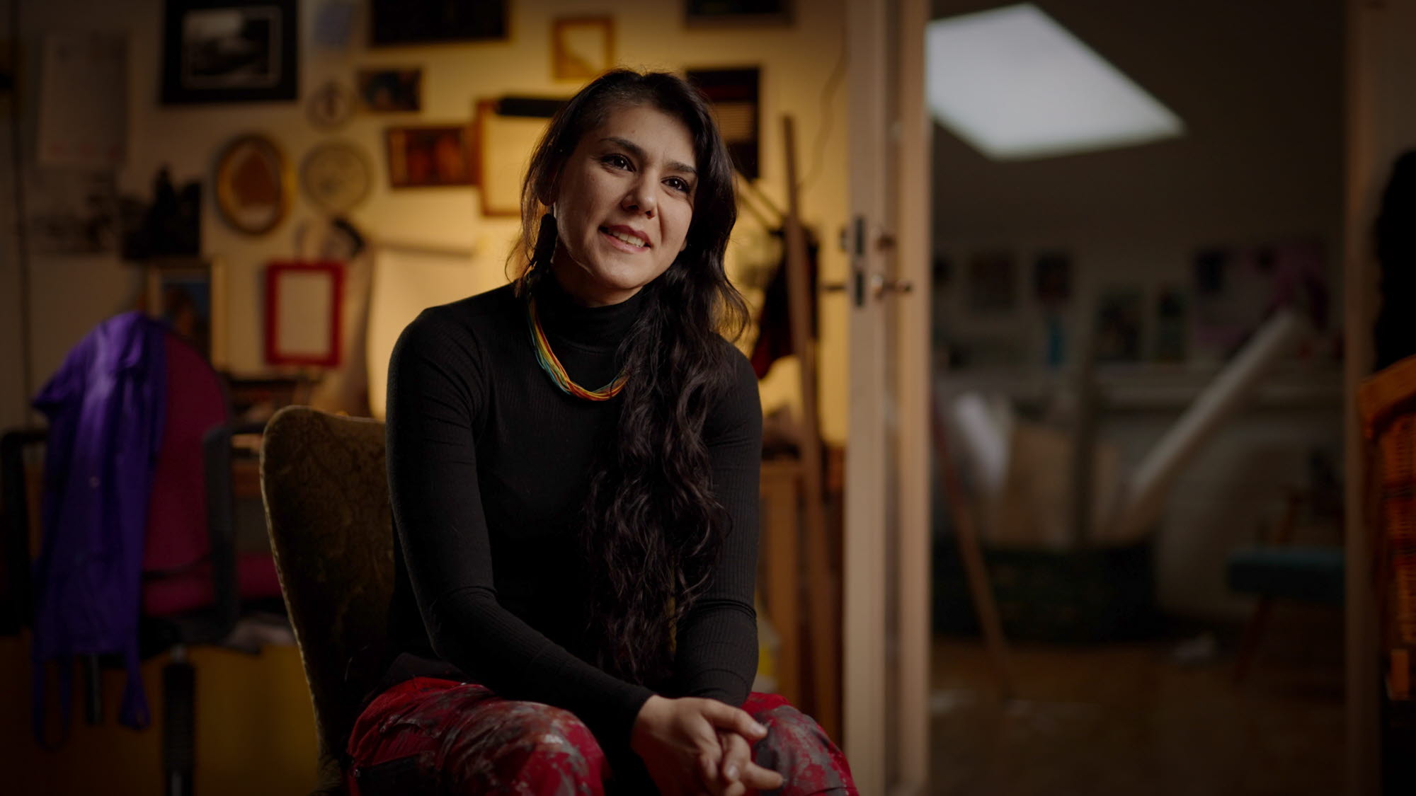 Stillbild från filmad intervju med konstnären Hasti Radpour.