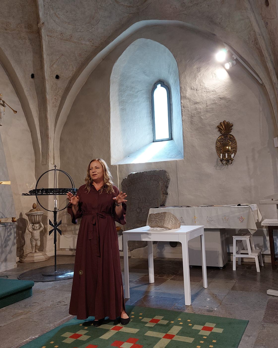 Pressträff för tidskriften Arkeologi i Östergötland i Östra Eneby kyrka. Mikaela Radakovic Kjäll från Östergötlands museum.
