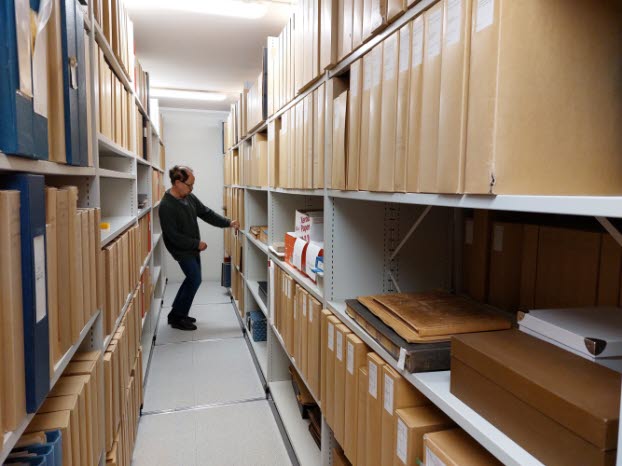 Freddie Hallberg visar runt i museets arkiv.