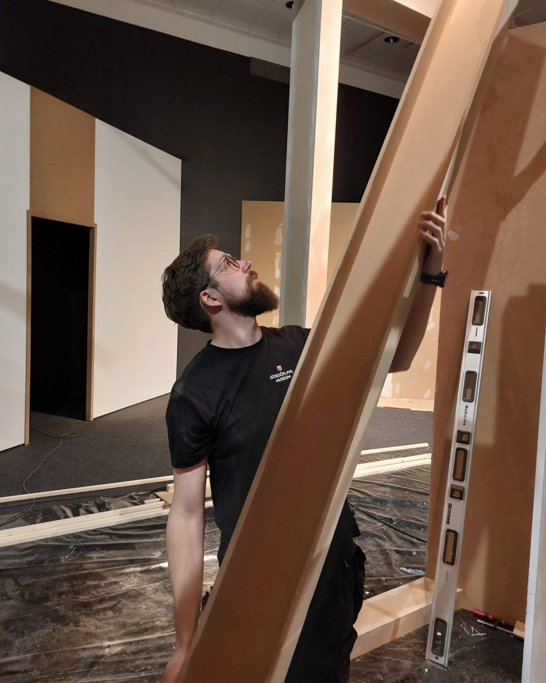 Museitekniker Sebastian Gustafsson.