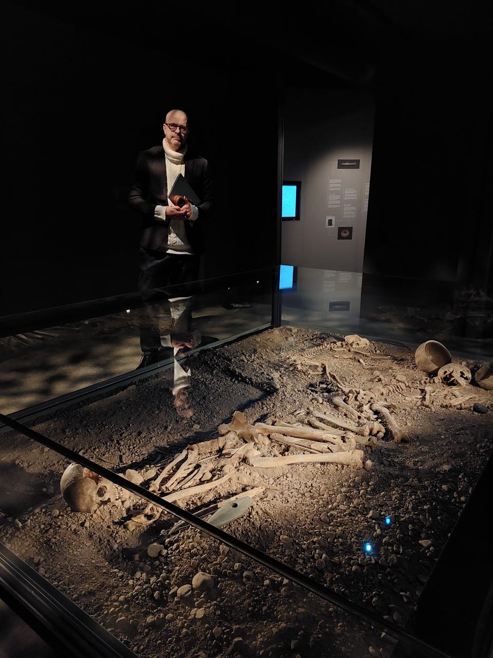 Forskare och arkeolog Per Nilsson vid stenåldersgraven Bergsgraven i utställningen Vägen hit på Östergötlands museum.
