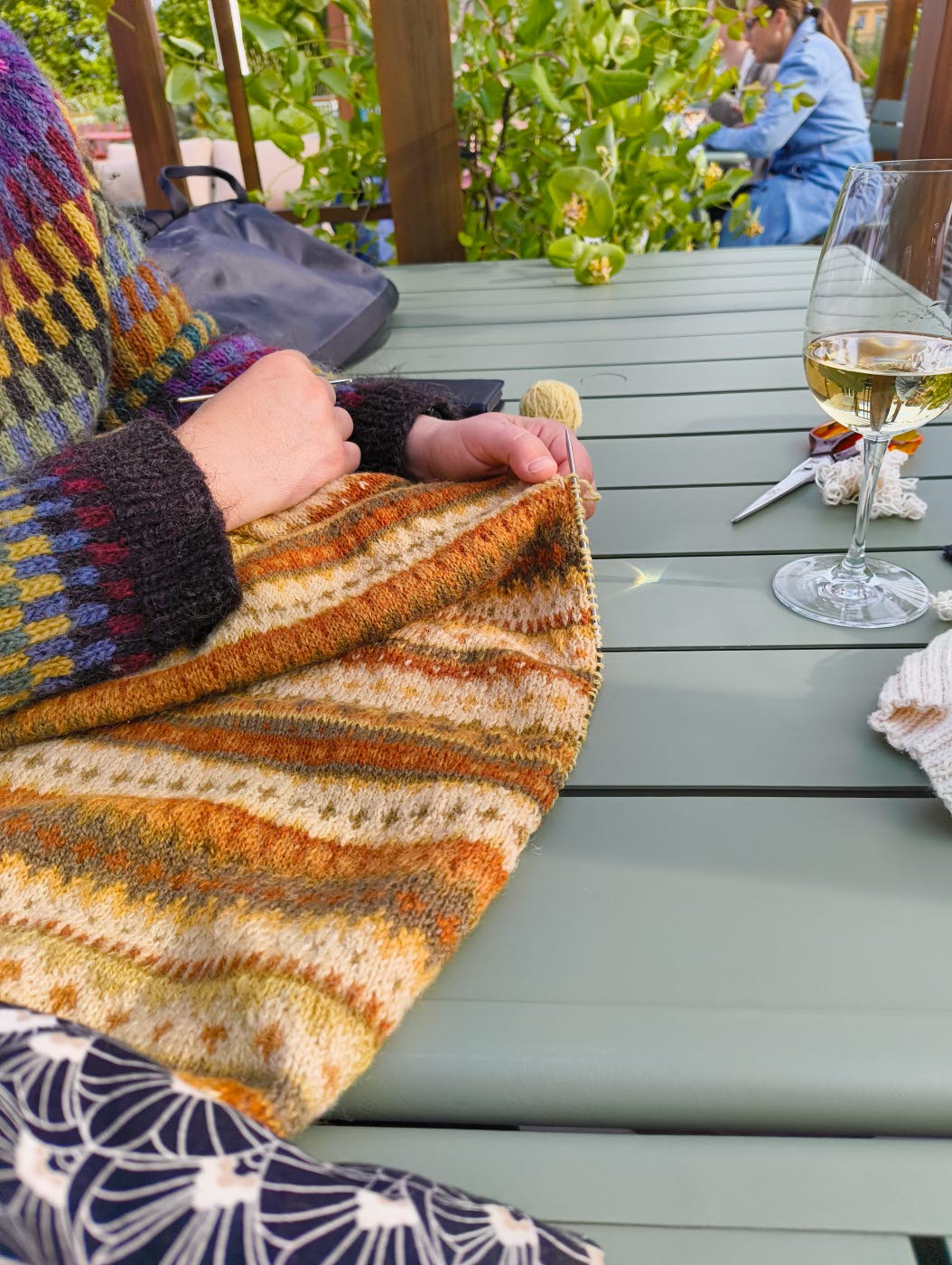 Bild från premiären av programpunkten "Stickning, virkning och bubbel på takterrassen" i juni 2025.