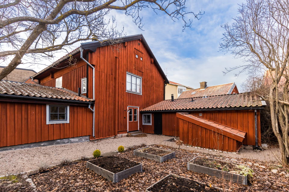 Exteriörbild från Östergötlands museums uthyrningslägenhet i Onkel Adamsgården på Hunnebergsgatan i Linköping.