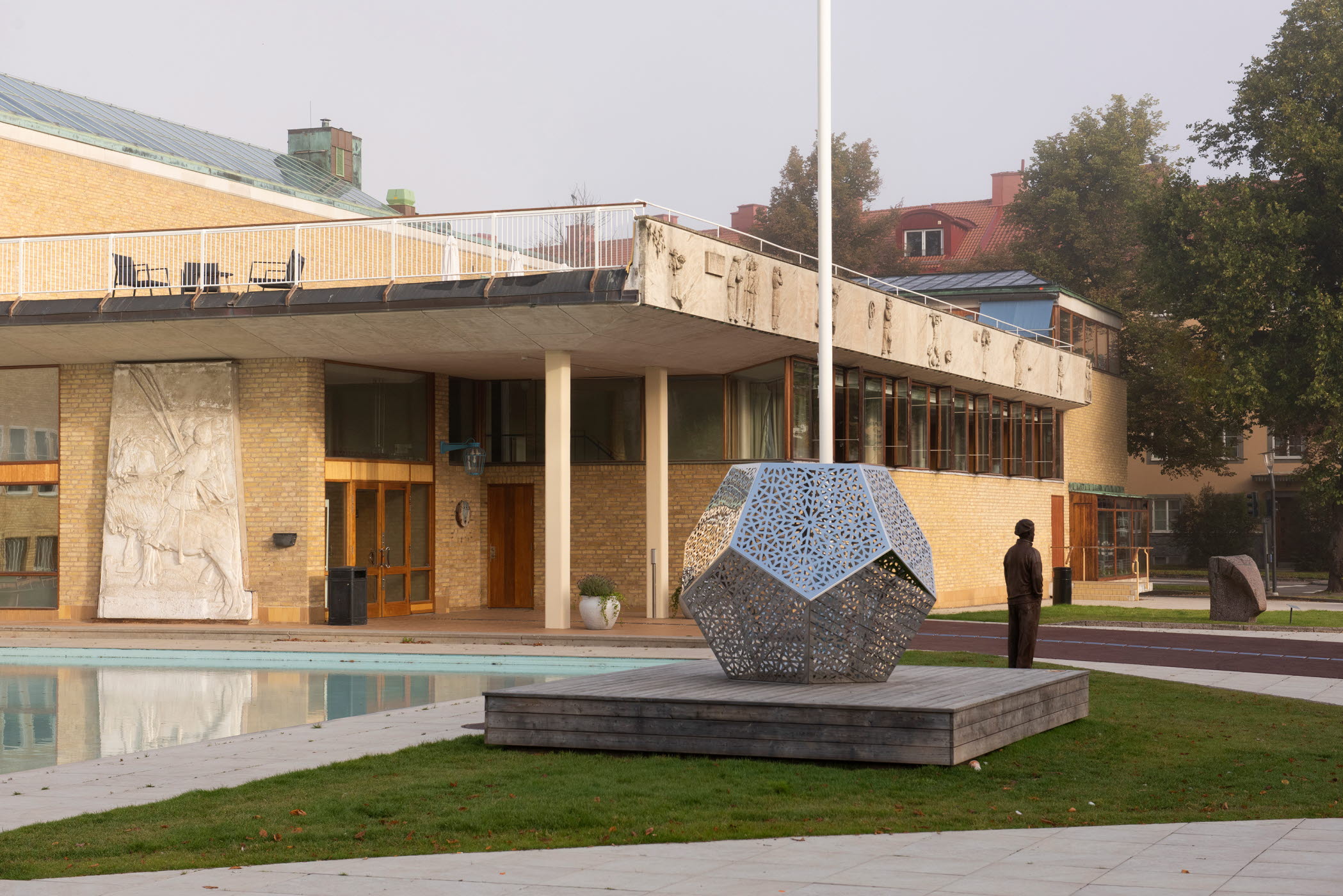 Exteriör bild på entrén till Östergötlands museum.