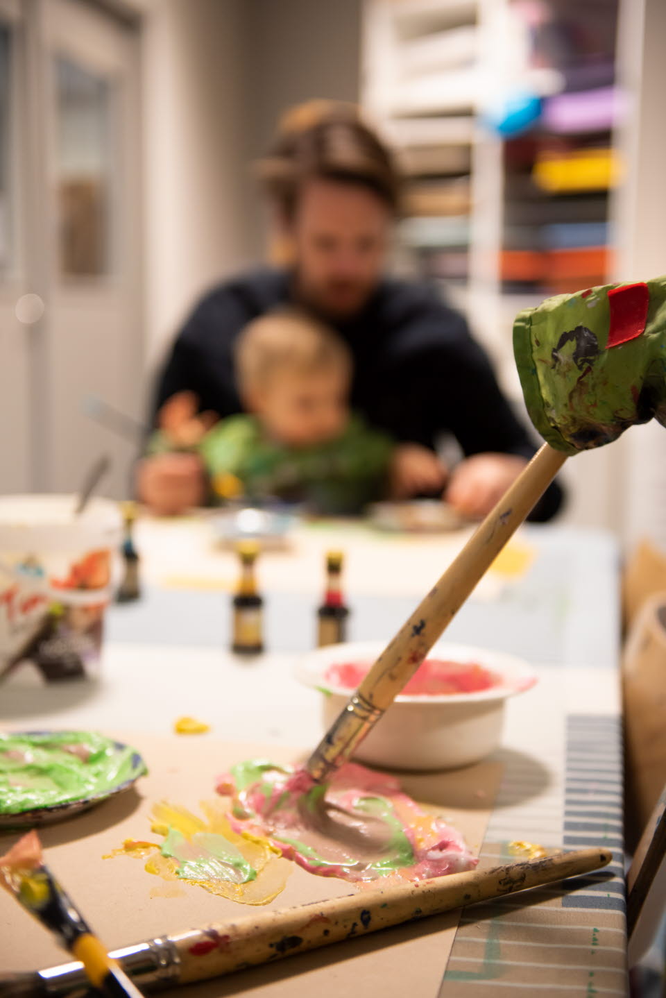 Fotografi på barn som målar. 