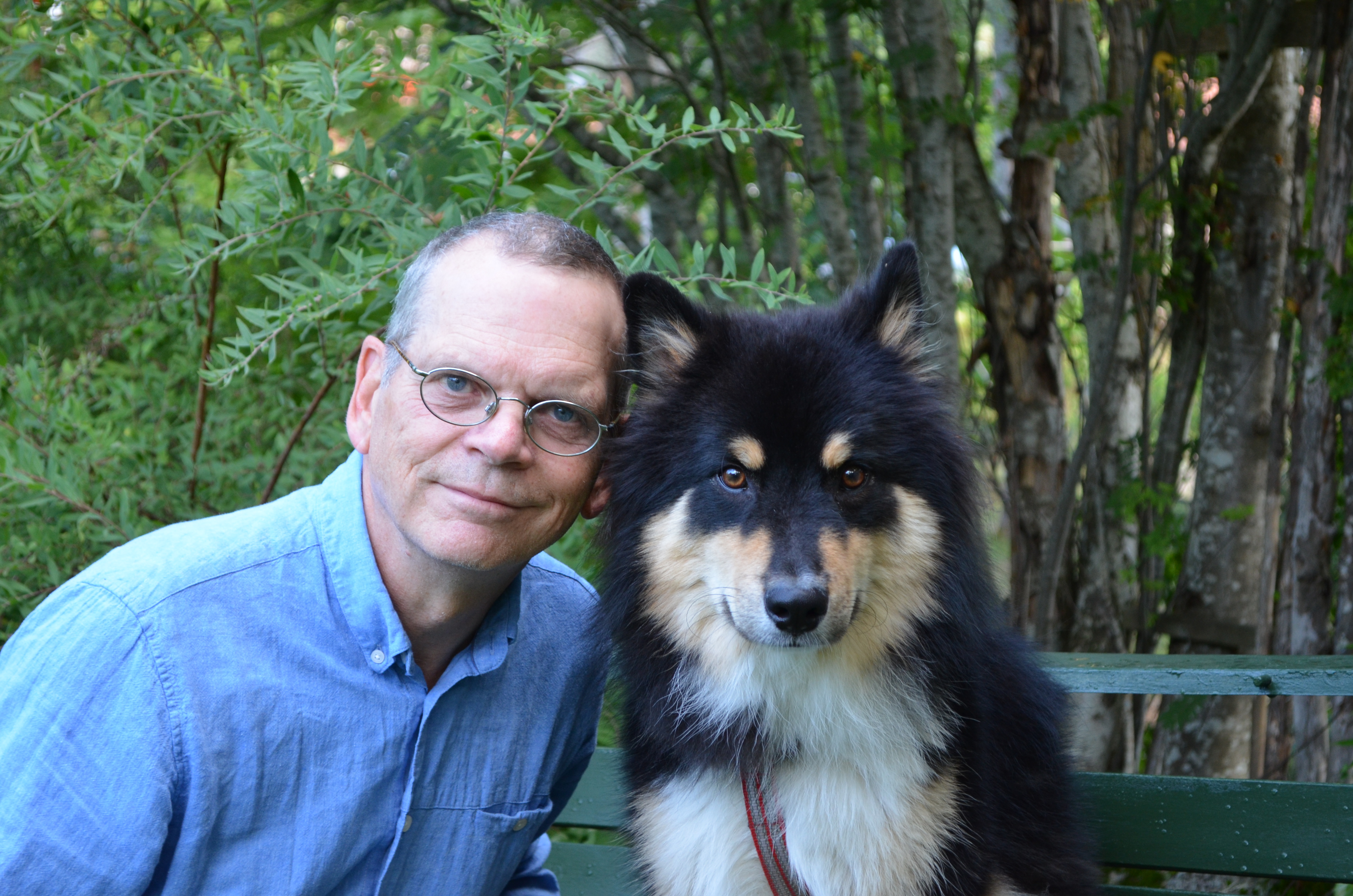 Per Jensen, professor i etologi vid Linköpings universitet tillsammans med hunden Lukas.