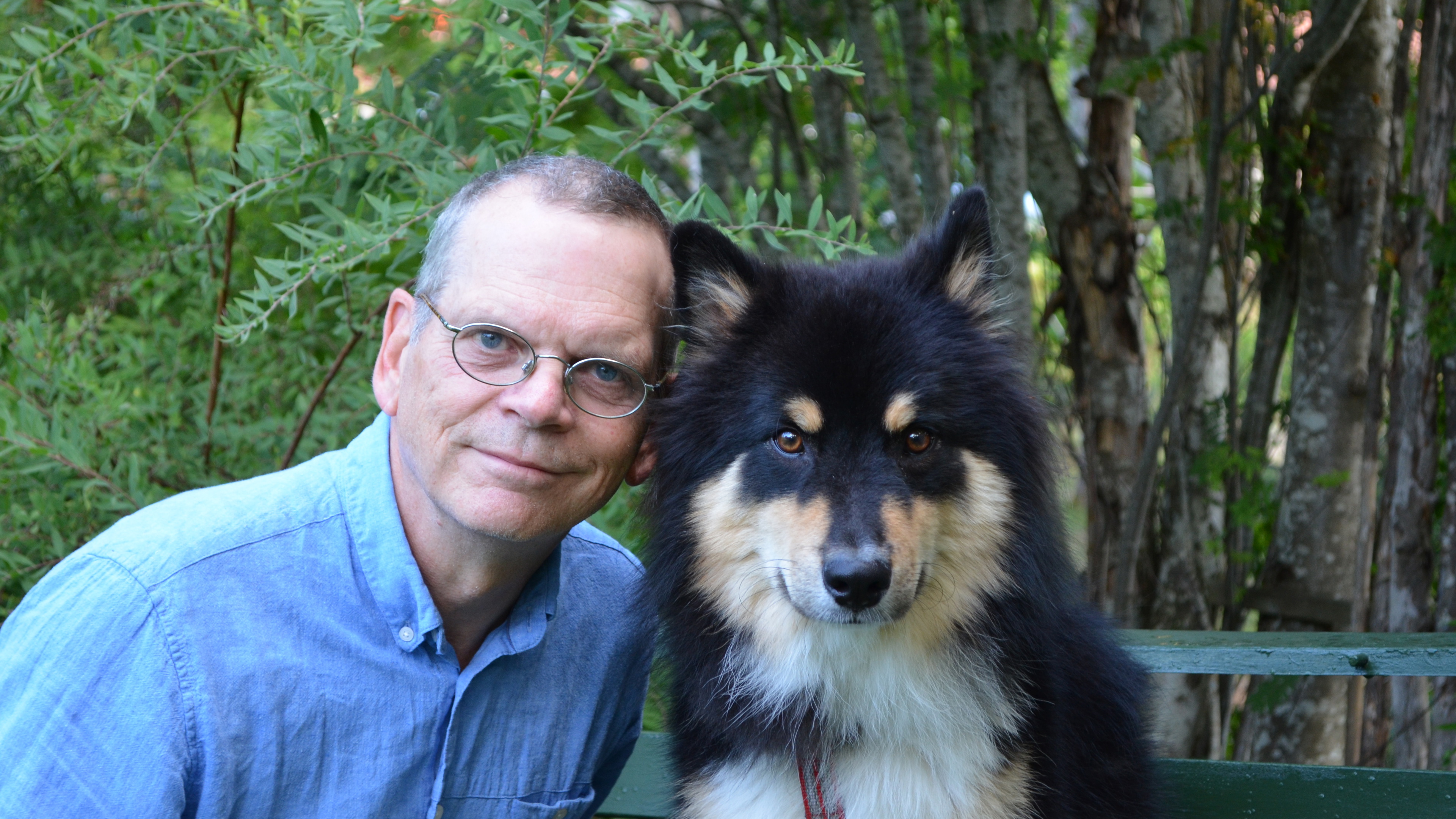 Per Jensen, professor i etologi vid Linköpings universitet tillsammans med hunden Lukas.