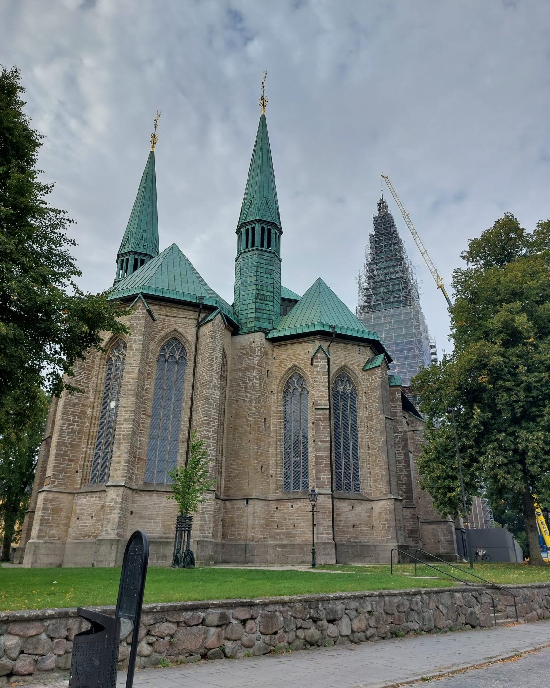 Restaurering av domkyrkotornet. Spiran tas ner för lagning och förgyllning i september 2023.