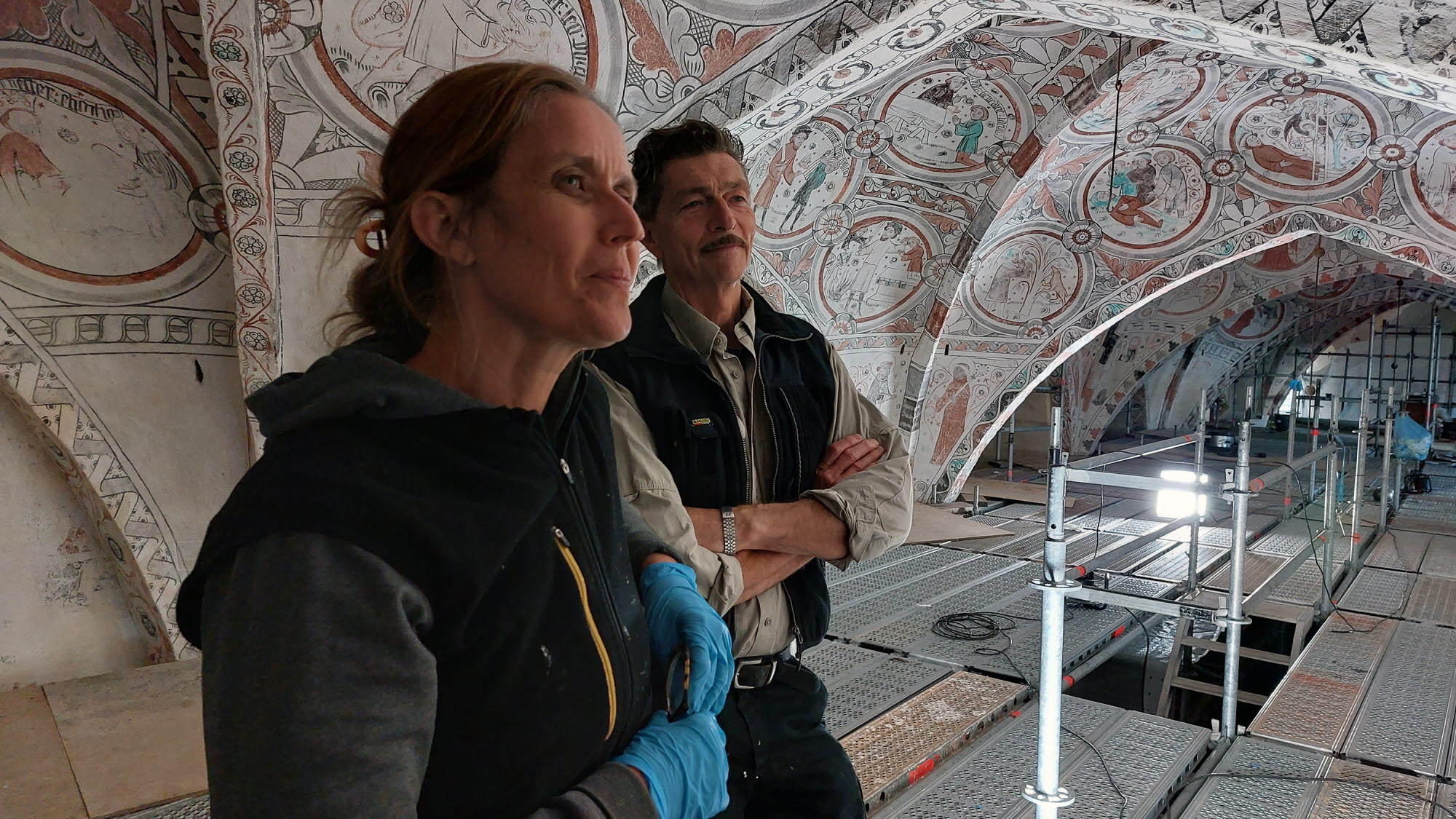 Under hösten 2023 har Östergötlands museums konservatorer arbetat i Risinge gamla kyrka, en 1100-talskyrka med kalkmålningar från början av 1400-talet.