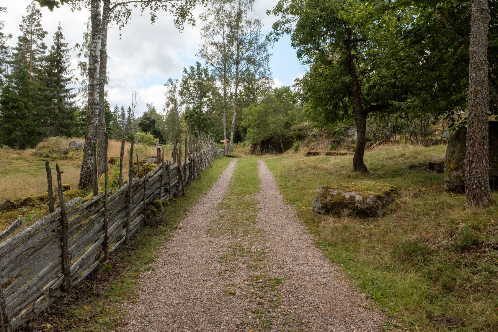 Gärdesgård och grusväg