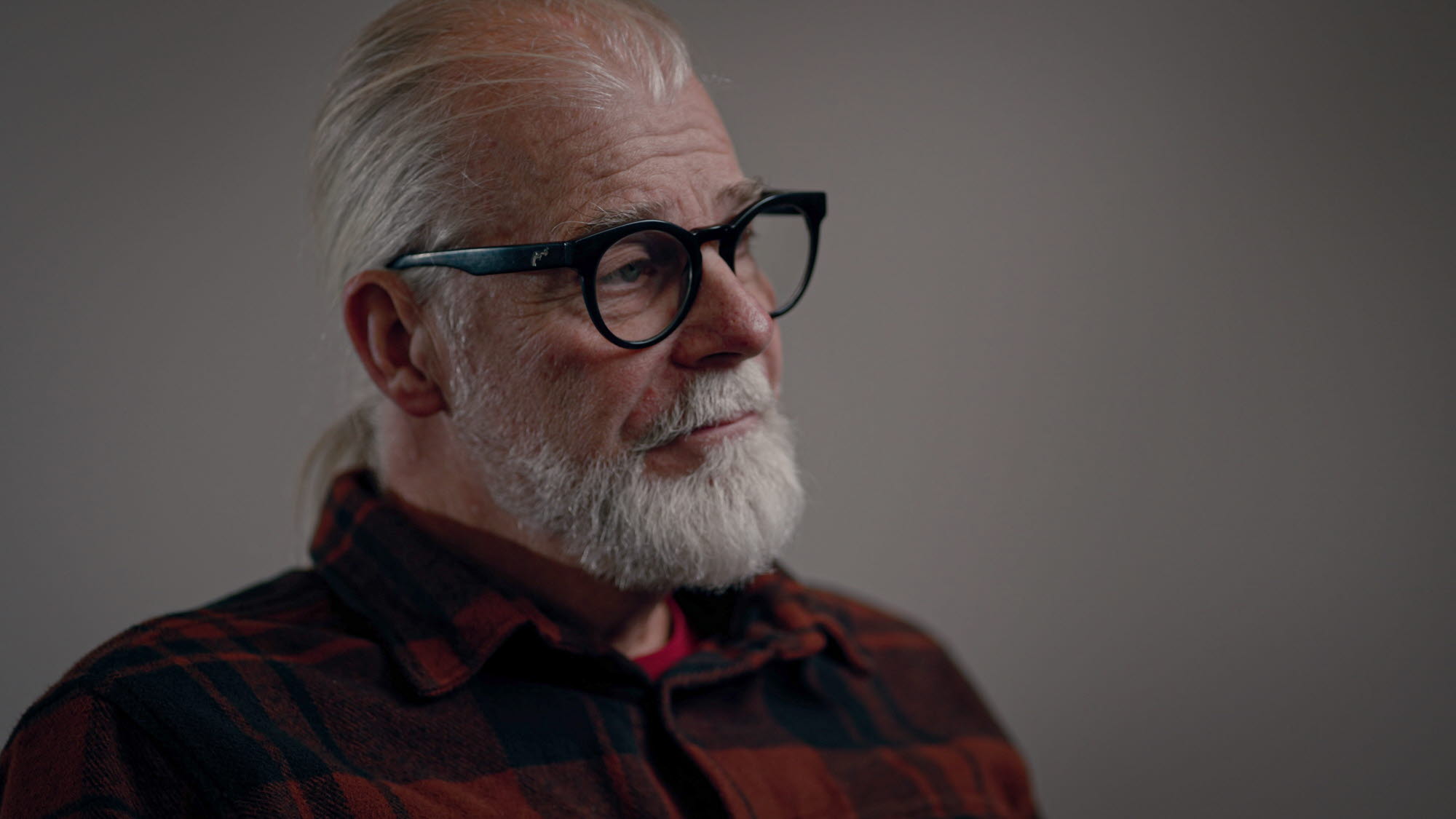 Stillbild från filmad intervju med konstnären Olle Schmidt.