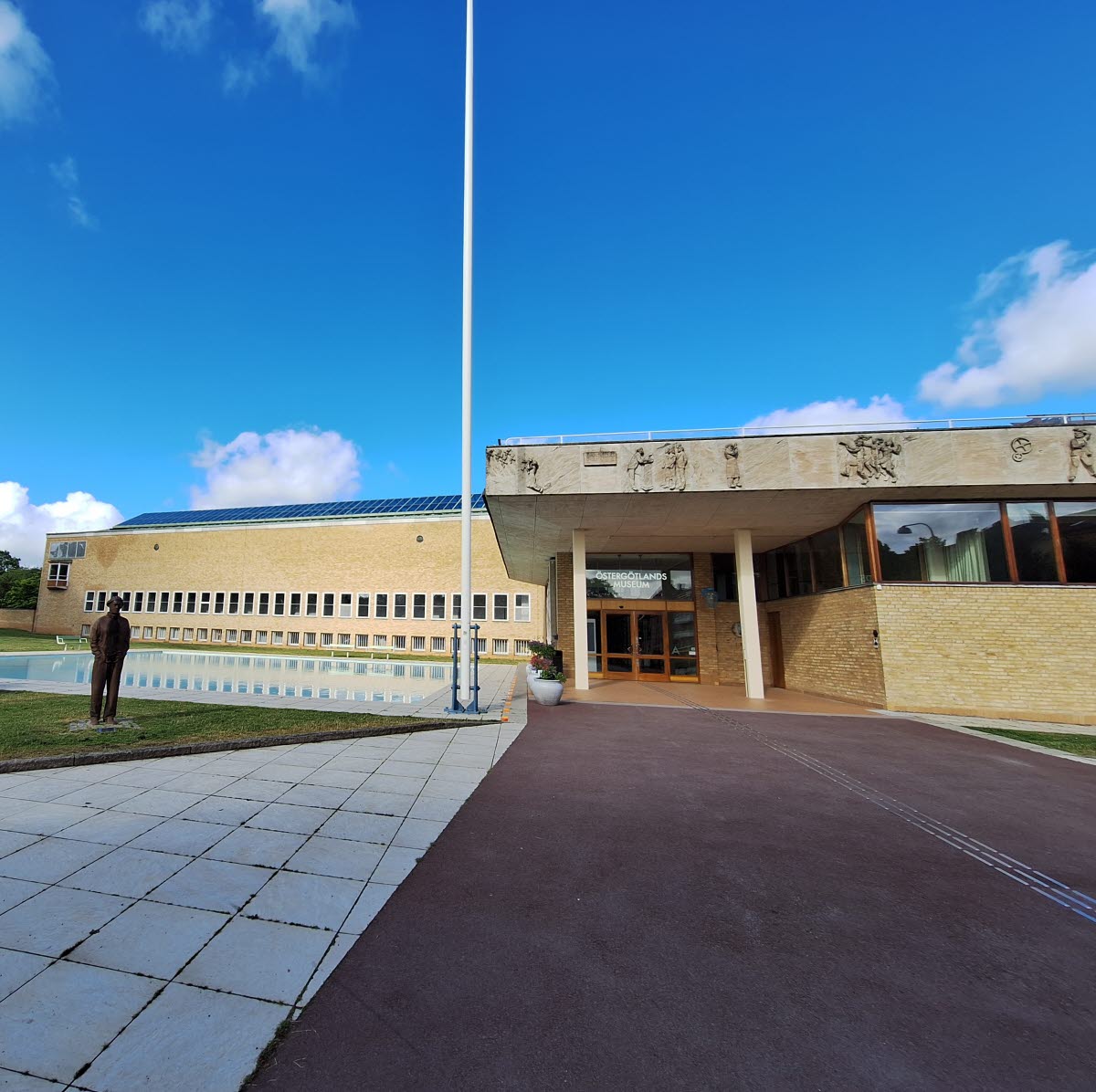 Museibyggnaden sommar.