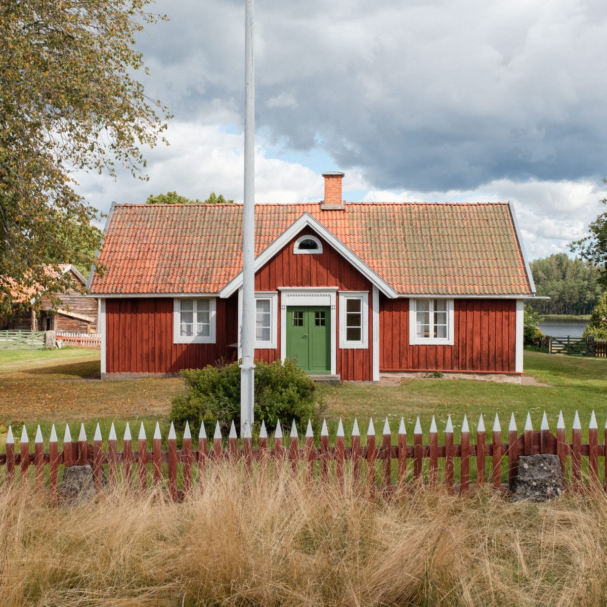 Ett rött trähus på landsbygden