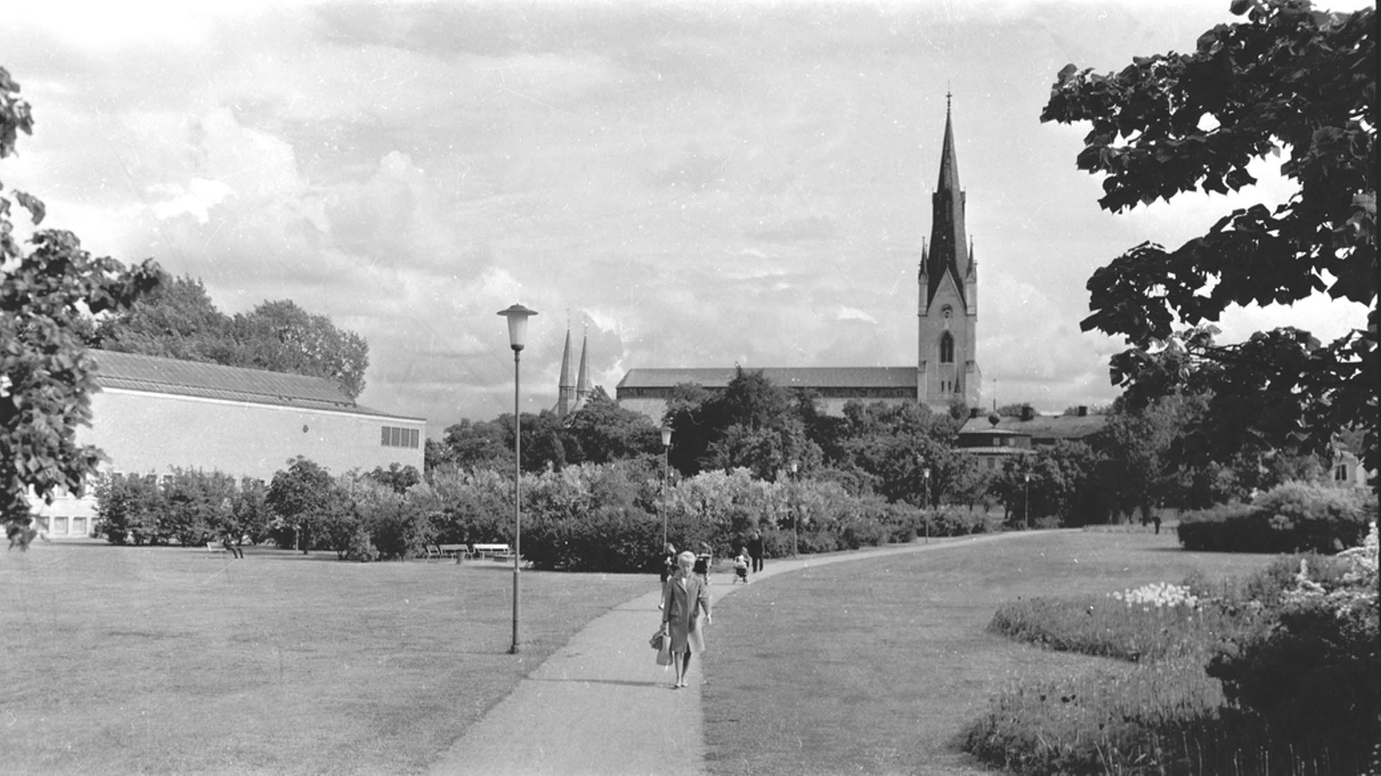 Linköping. Svartbit bild på väg som leder till domkyrkan via östergötlands museum