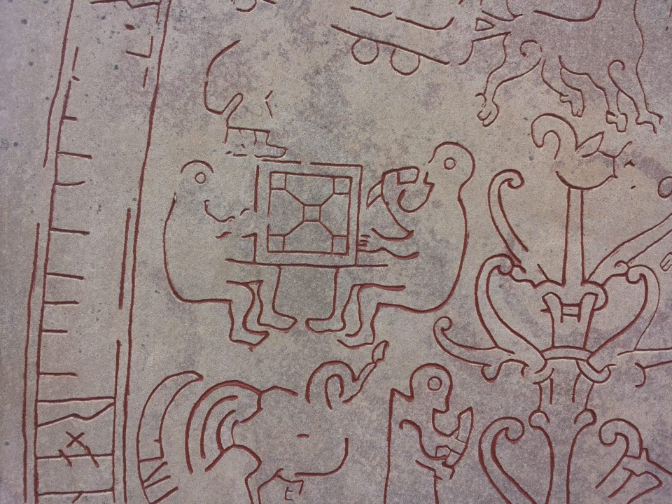 Närbild på del av runsten från vikingatiden där två figurer spelar schack. Foto: Thomas Ericsson