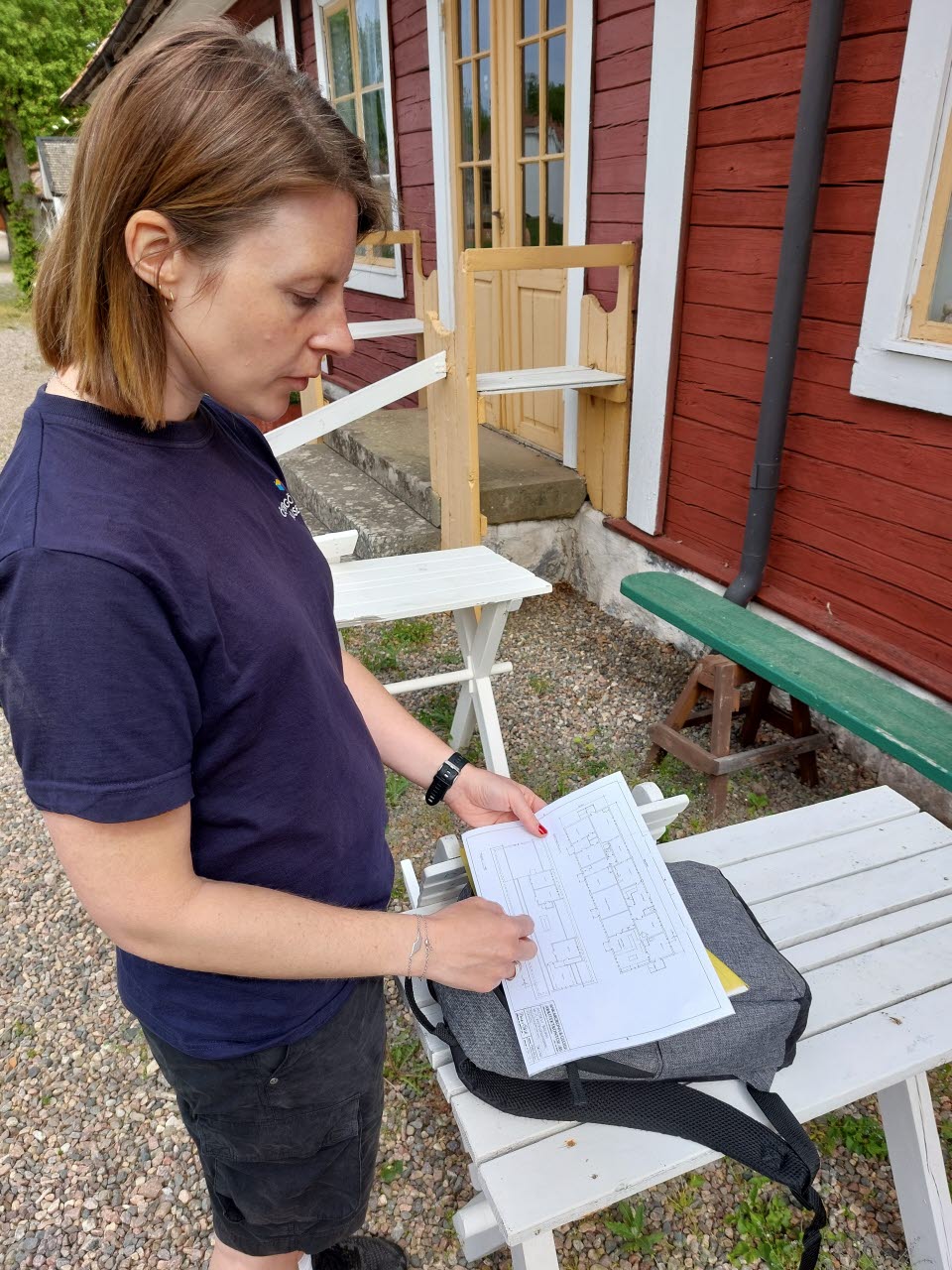 Byggnadsantikvarie Maria Klint tittar på en planritning över apoteksbyggnaden på Medevi Brunn.