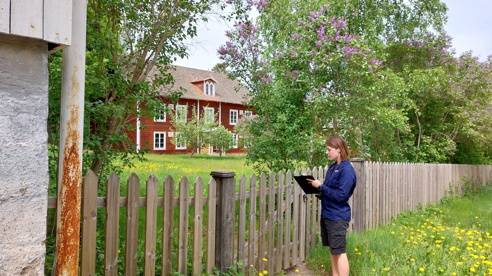 Exteriörbild från Medevi Brunn med byggnadsantikvarie Maria Klint.