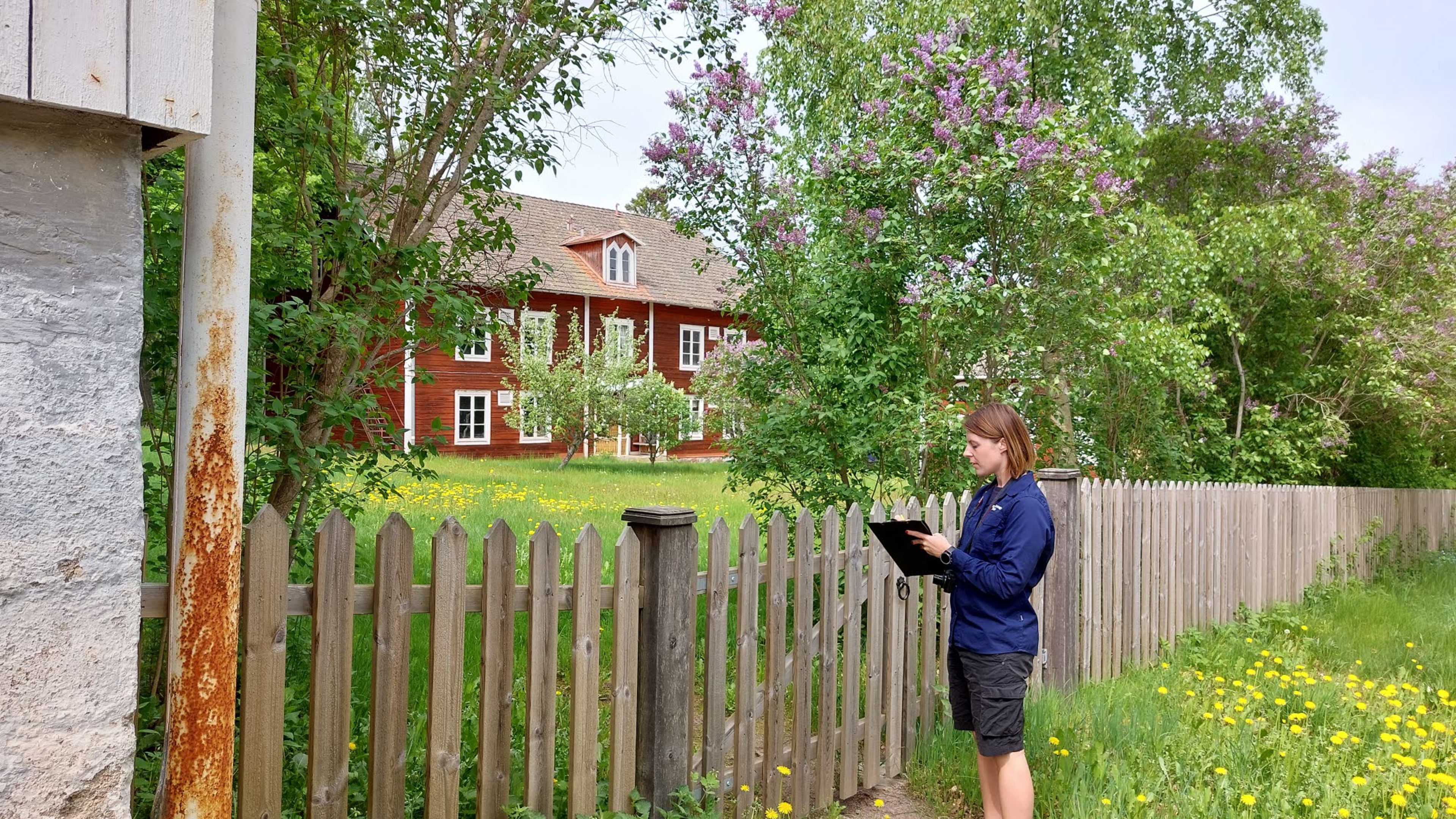 Exteriörbild från Medevi Brunn med byggnadsantikvarie Maria Klint.