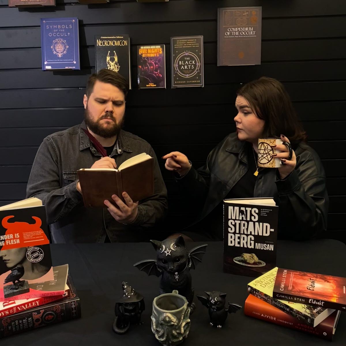 Axel och Tuva från Science Fiction-bokhandeln håller quiz på tema skräck!