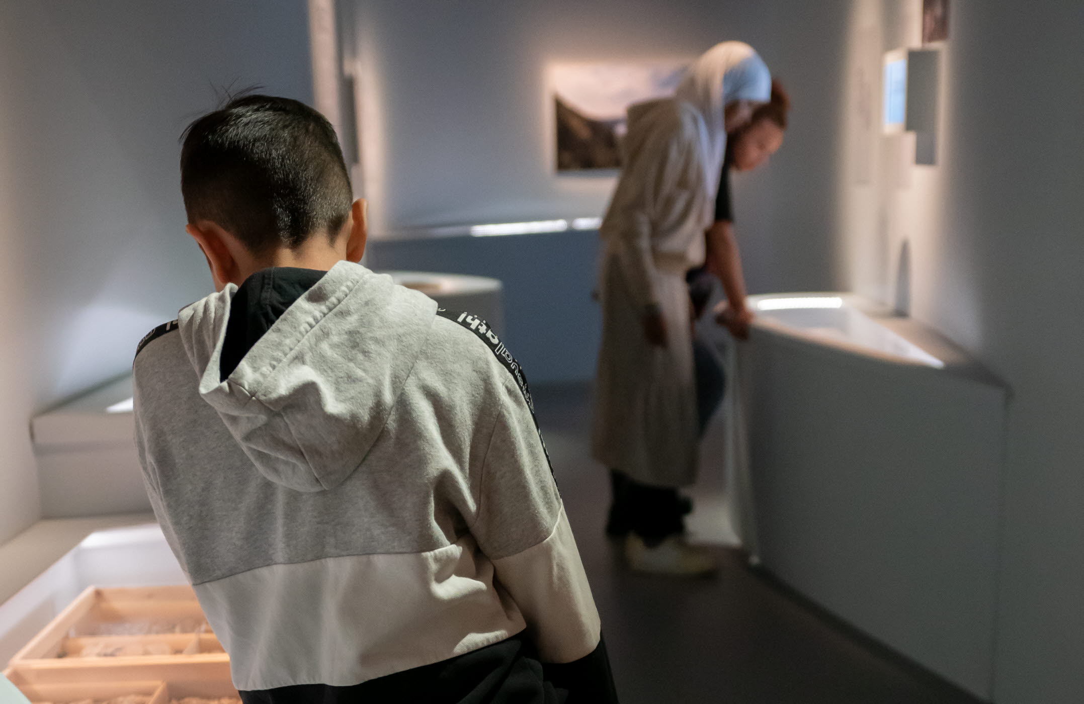 Elever i utställningen Vägen hit.