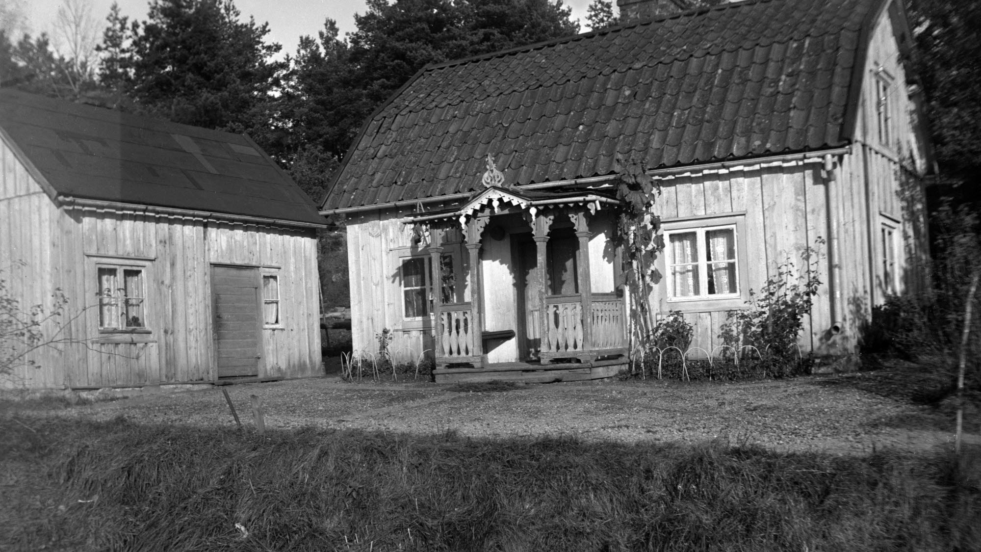 Ett fotografi från 1920-talets Vreta kloster taget av Holger Roos, föreställande hans barndomshem.