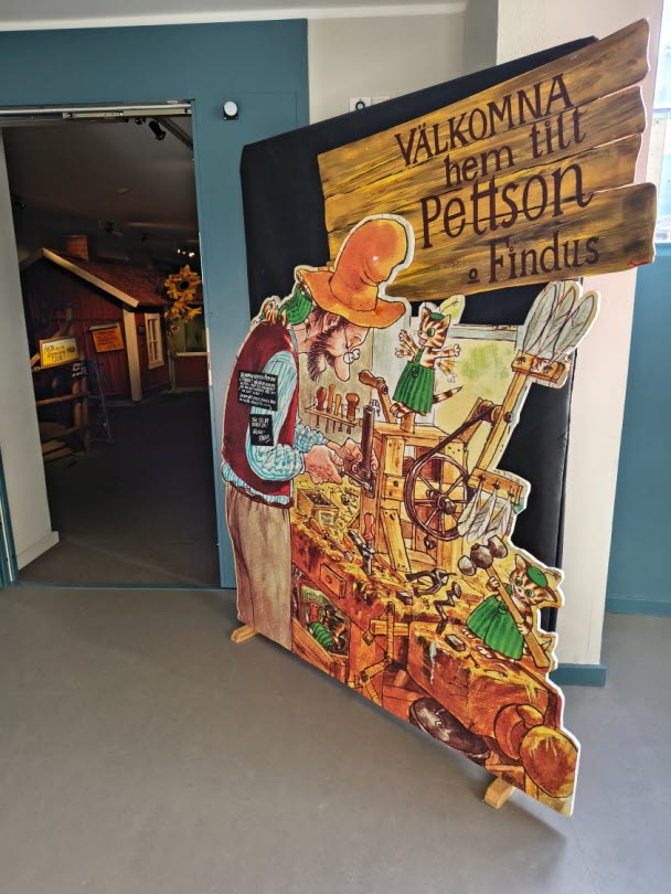 Ingången till lekutställningen Hemma hos Pettson & Findus, producerad av Barnutställningar.nu.