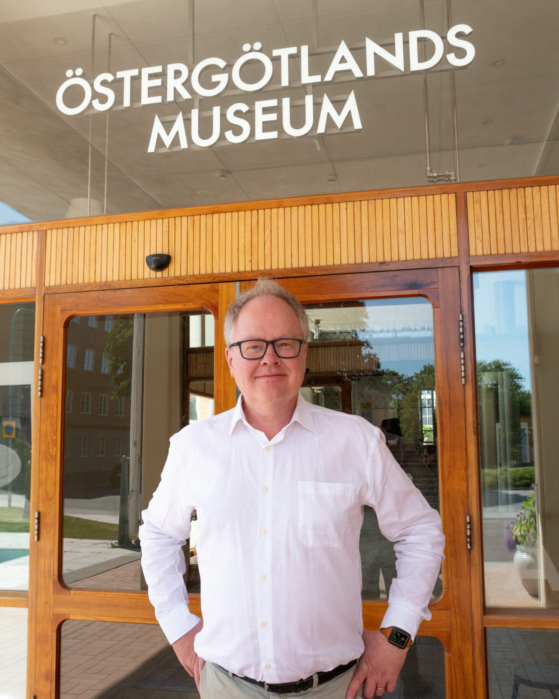 Museichef Olof Hermelin utanför entrén till Östergötlands museum.