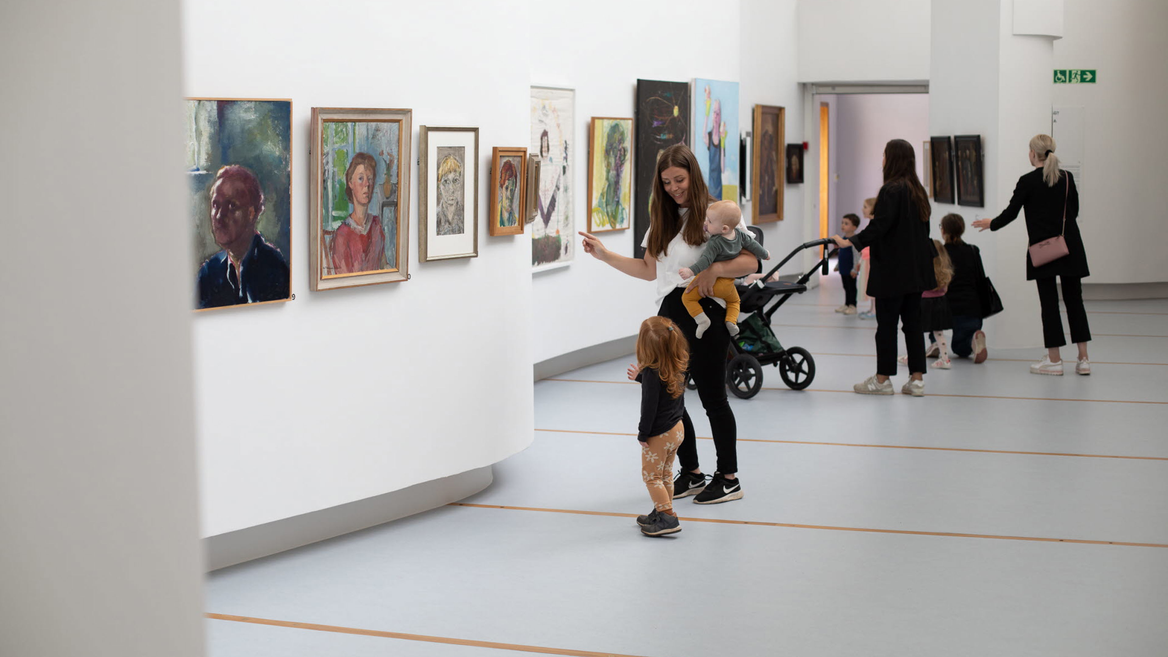 Familjer besöker Östergötlands museum konstutställning Verkligheter.