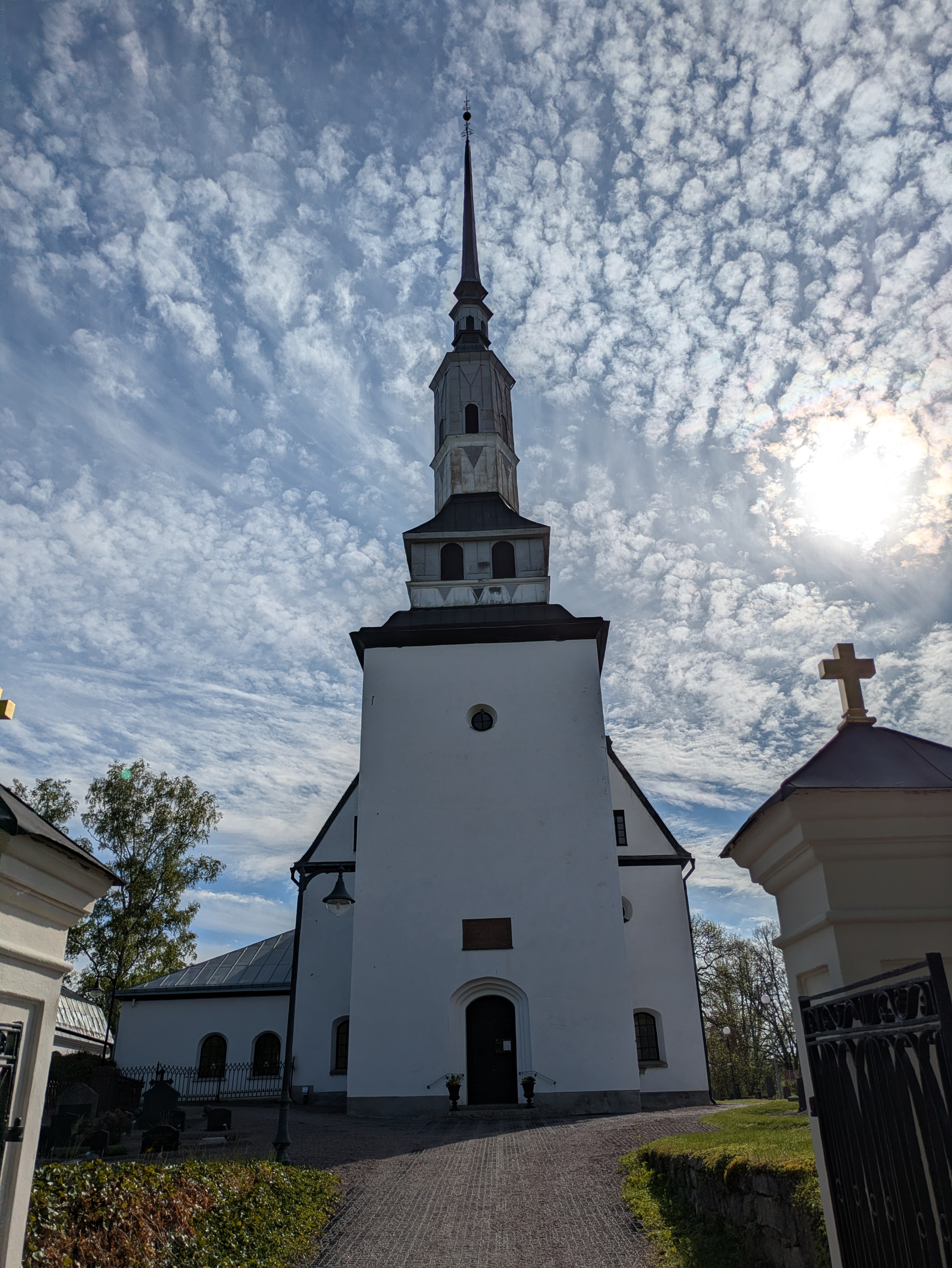 Exteriörbild på Horns kyrka.