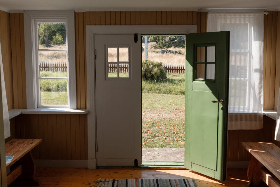 Rum med en dörr på glänt 