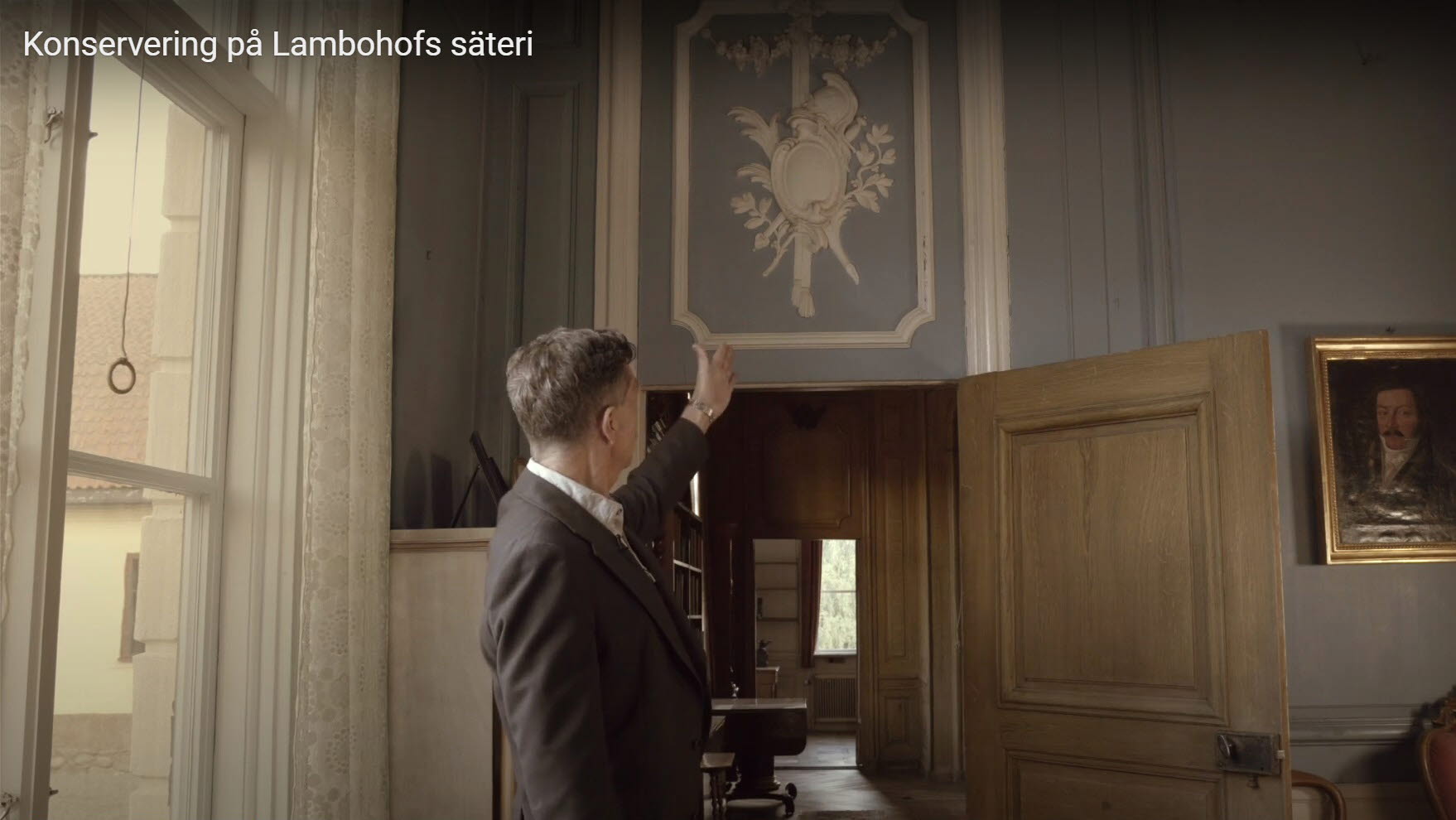 Screenshot ur film där konservator Johan Roos berättar om arbetet på Lambohofs säteri.