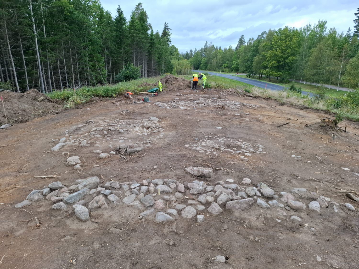Arkeologer från museet gräver i Grebo, mellan Linköping och Åtvidaberg, inför ombyggnaden av riksväg 35.