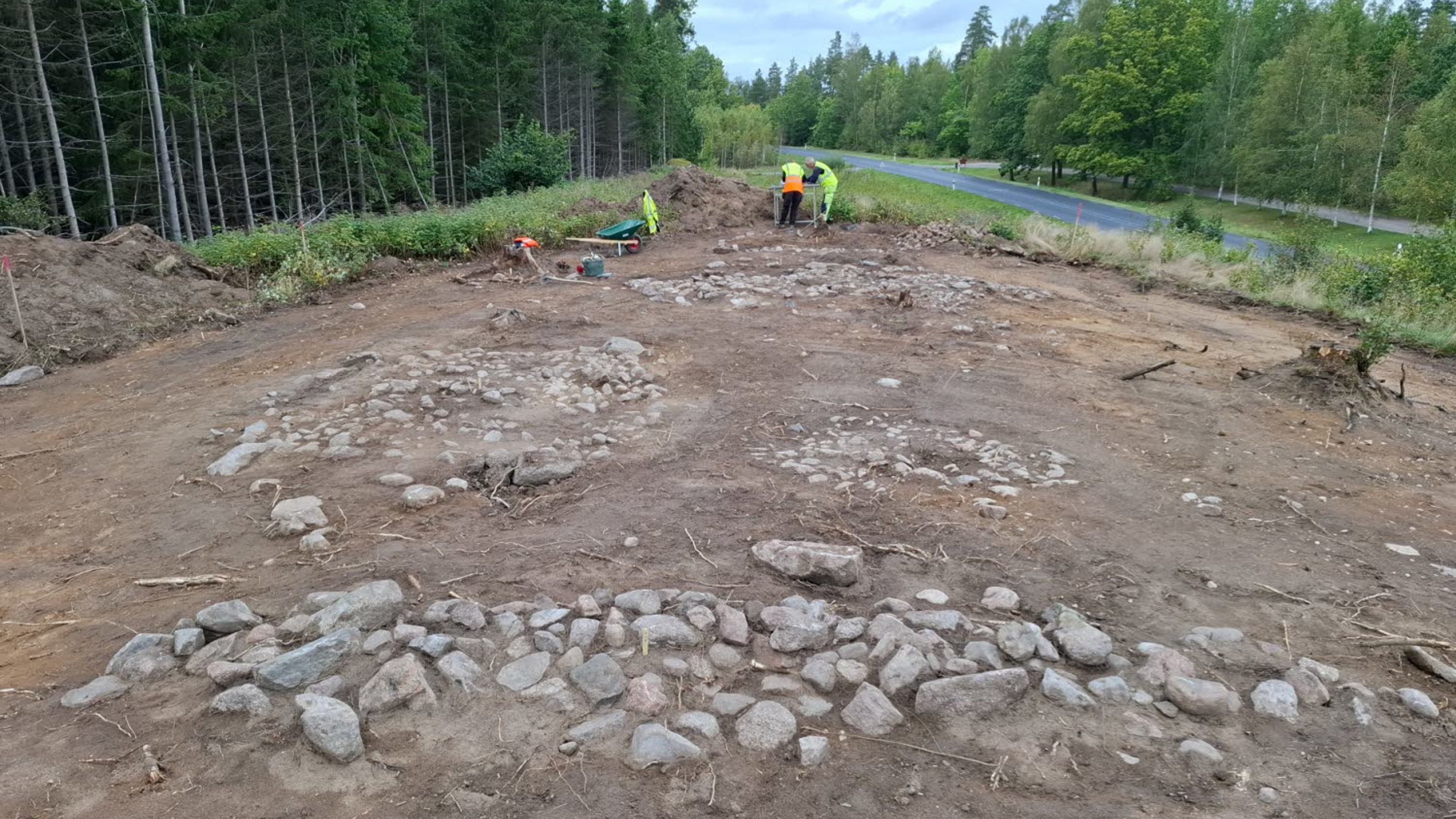 Arkeologer från museet gräver i Grebo, mellan Linköping och Åtvidaberg, inför ombyggnaden av riksväg 35.