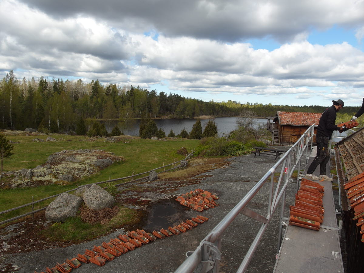 Takkedjan lägger nytt tak till grå ladan på Öna. 
