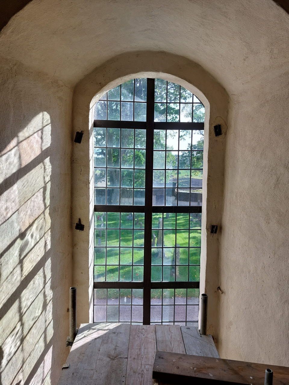 Under hösten 2023 har Östergötlands museums konservatorer arbetat i Risinge gamla kyrka, en 1100-talskyrka med kalkmålningar från början av 1400-talet.