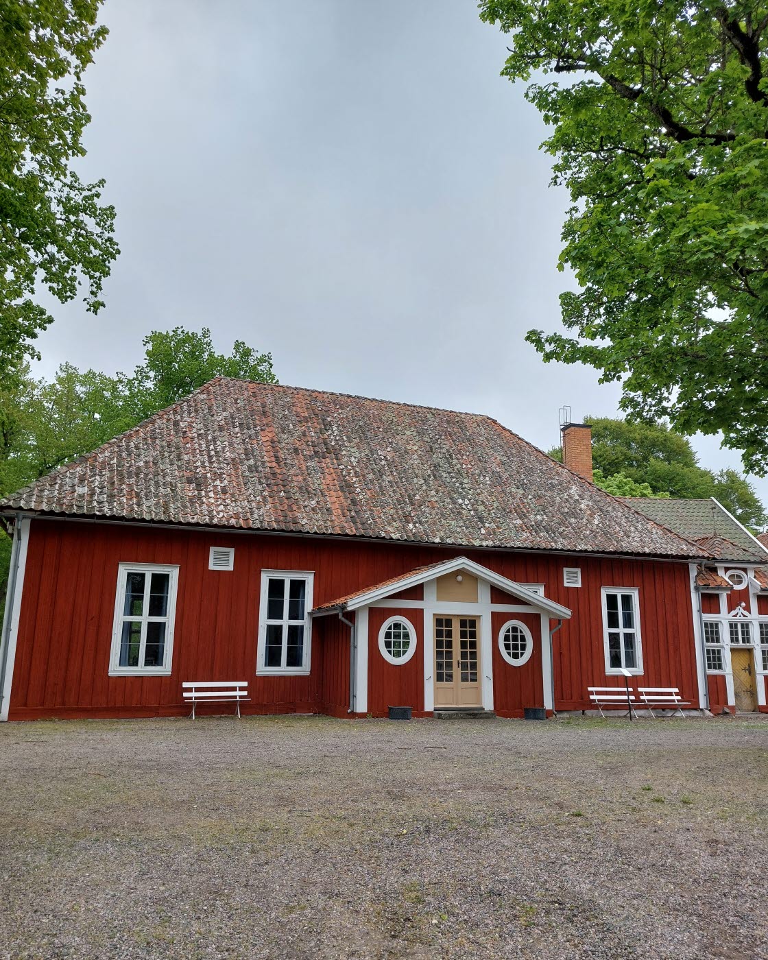 Museets konservatorer arbetar med väggmålningar från 1800-talet i Stora matsalen på Medevi Brunn.