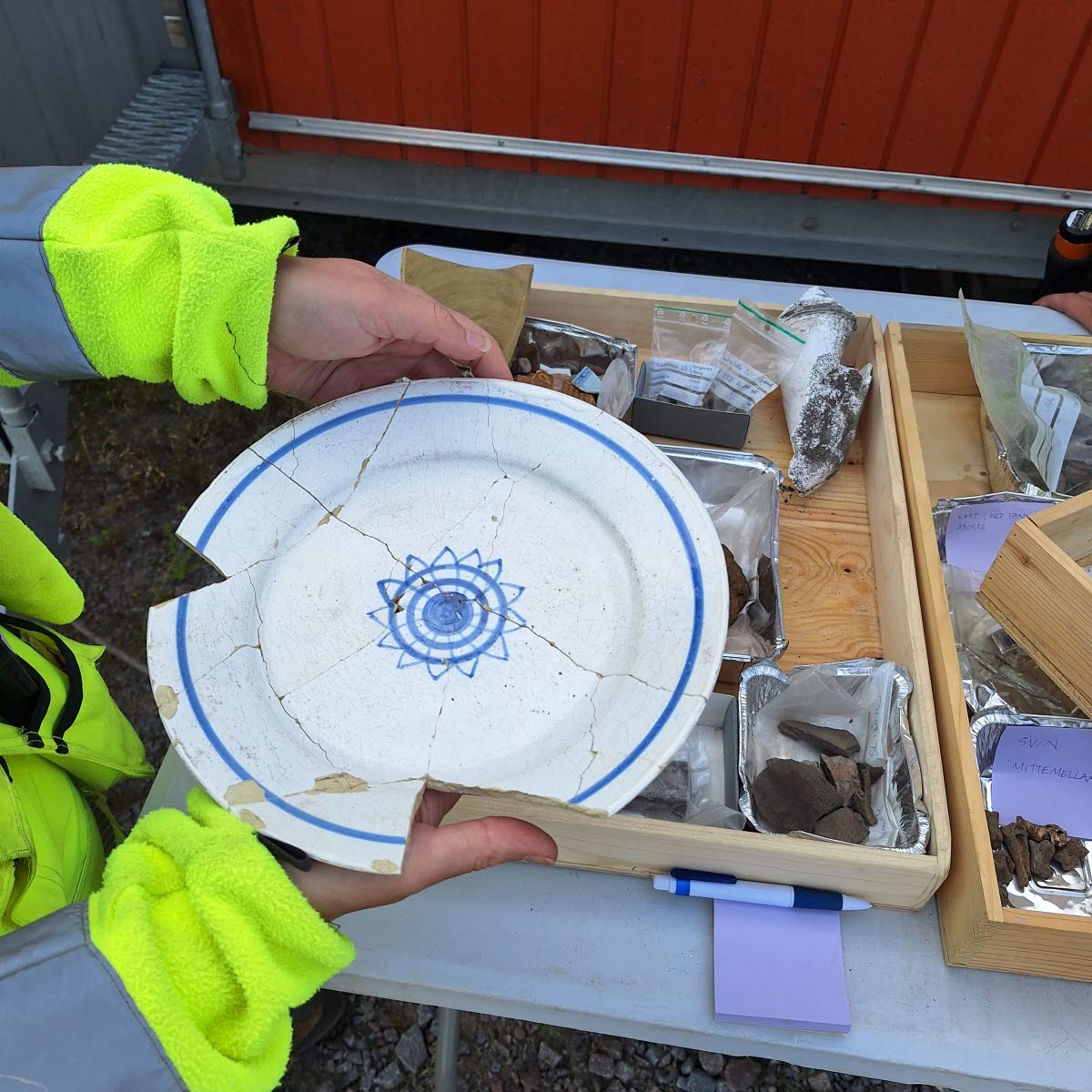 Fynd från Pryssgården. Tallrik 1700-tal.