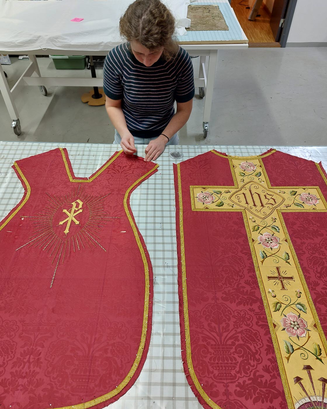 Museets textilkonservator Anna Djuvfeldt arbetar med konservering av kyrkotextilier från Åtvids församling.