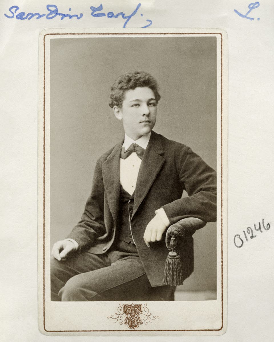 Porträtt av Carl Sandin. Son till spannmålshandlaren Carl Johan Sandin. Carl prövade lyckan i Stockholm från 1881. Han ska ha ha emigrerat till London 1888. Visitkort från Maria Teschs fotoateljé. I serien Porträtt av Östgötar OM.PAO.001246
