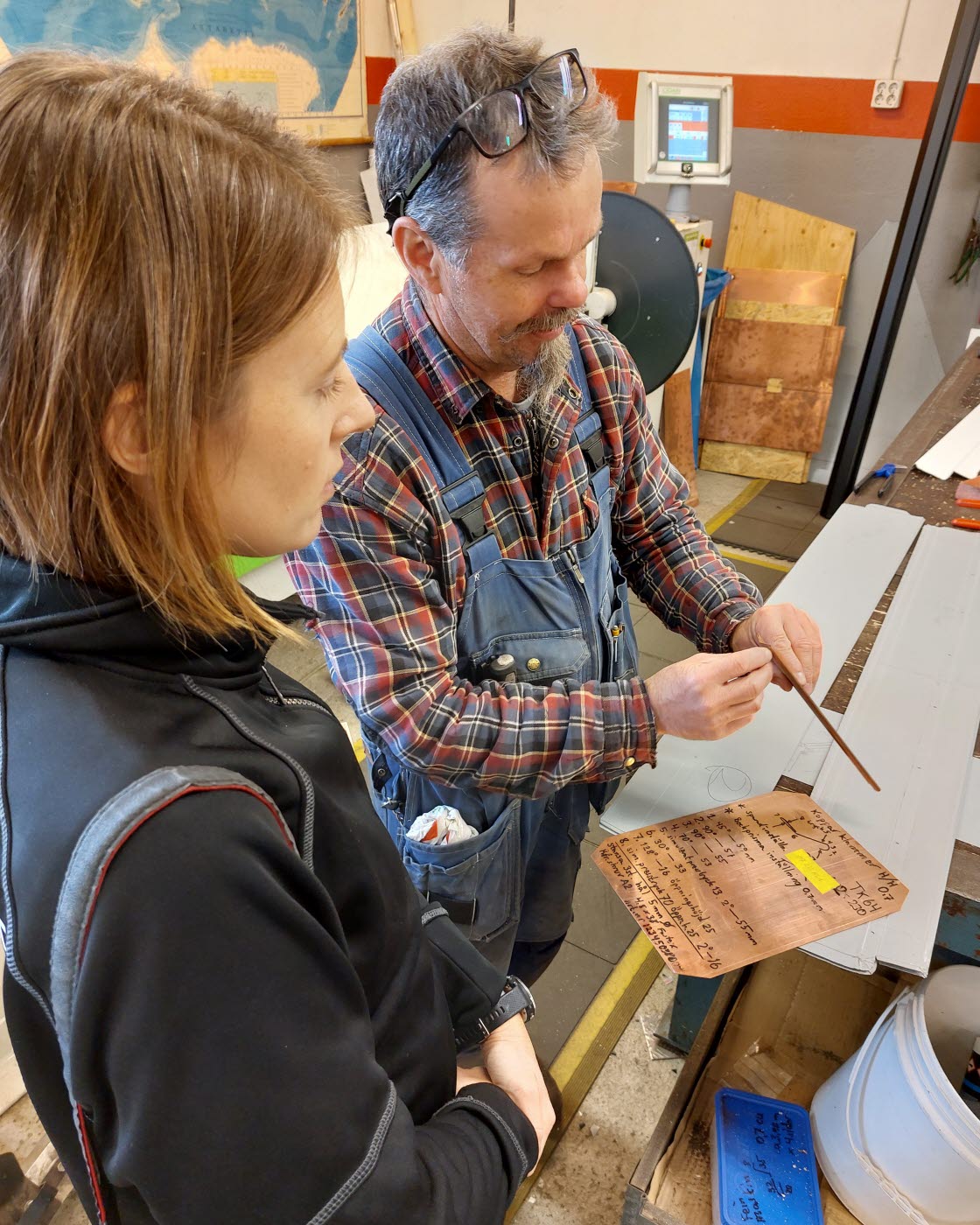Maria Klint, byggnadsantikvarie på Östergötlands museum, på besök i verkstaden där domkyrkans spira restaureras. Här tillsammans med plåtslagaren Niclas Bylund.