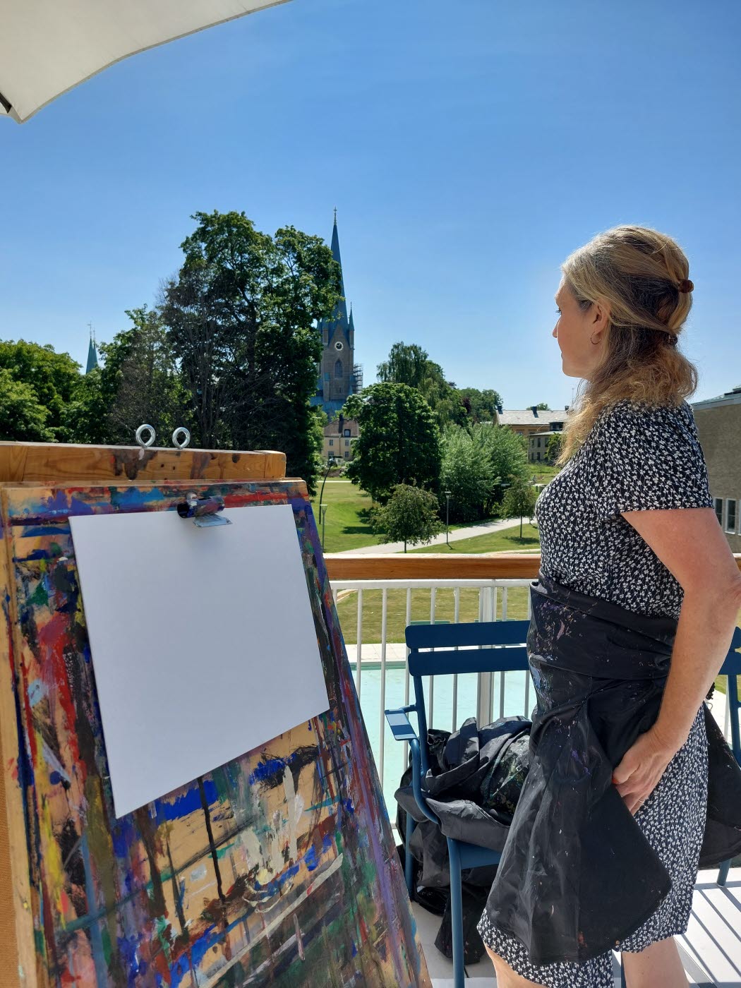 Konstpedagog Åsa Nyberg Botshinda håller i stafflimålning på Östergötlands museums takterrass.