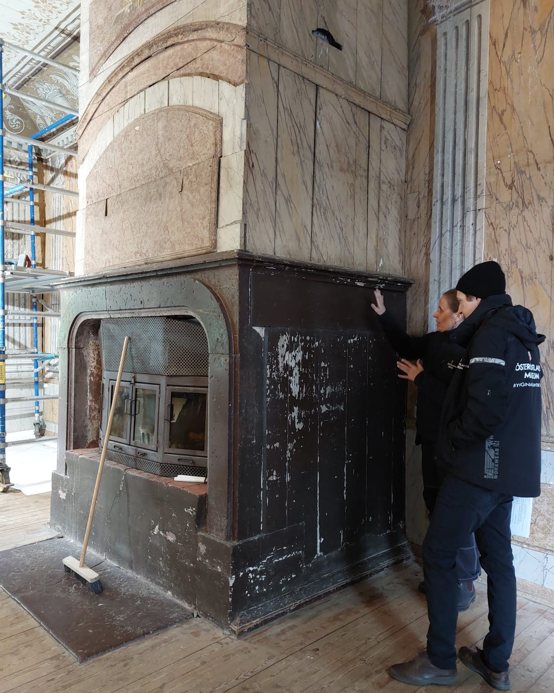 Museets konservatorer arbetar med väggmålningar från 1800-talet i Stora matsalen på Medevi Brunn. Konservator Johanna Palm-Avis och byggnadsantikvarie Johan Bergström.