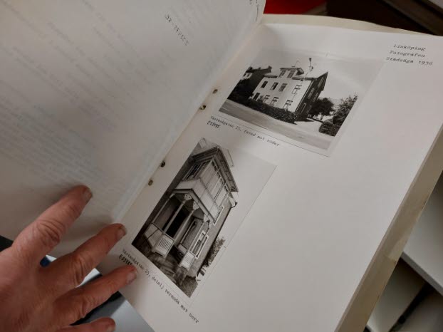 Freddie Hallberg visar runt i museets arkiv.