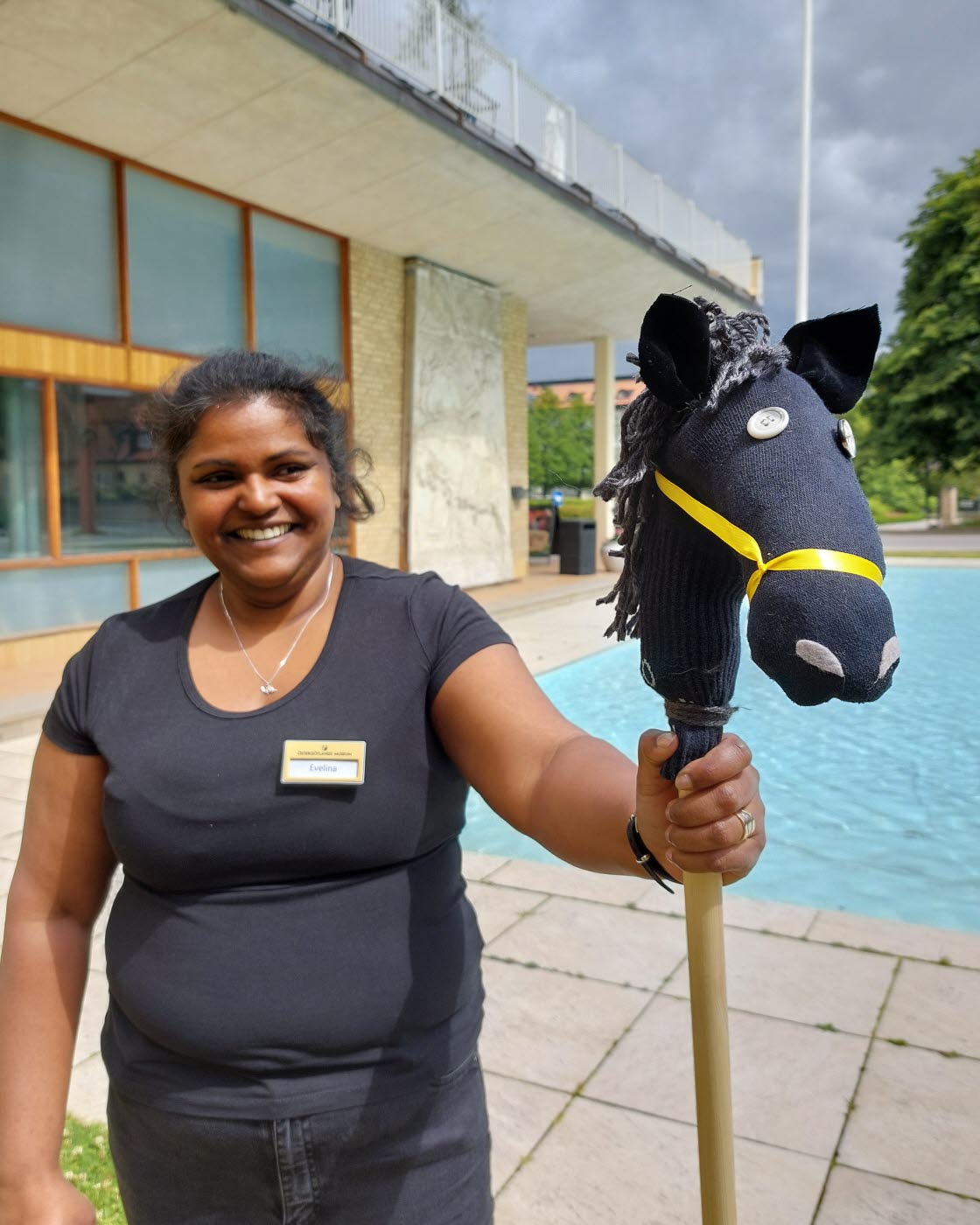 Museivärd Evelina visar upp museets första egentillverkade käpphäst inför sommarens lovverksamhet.