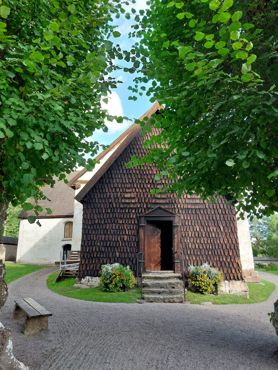 Under hösten 2023 har Östergötlands museums konservatorer arbetat i Risinge gamla kyrka, en 1100-talskyrka med kalkmålningar från början av 1400-talet.