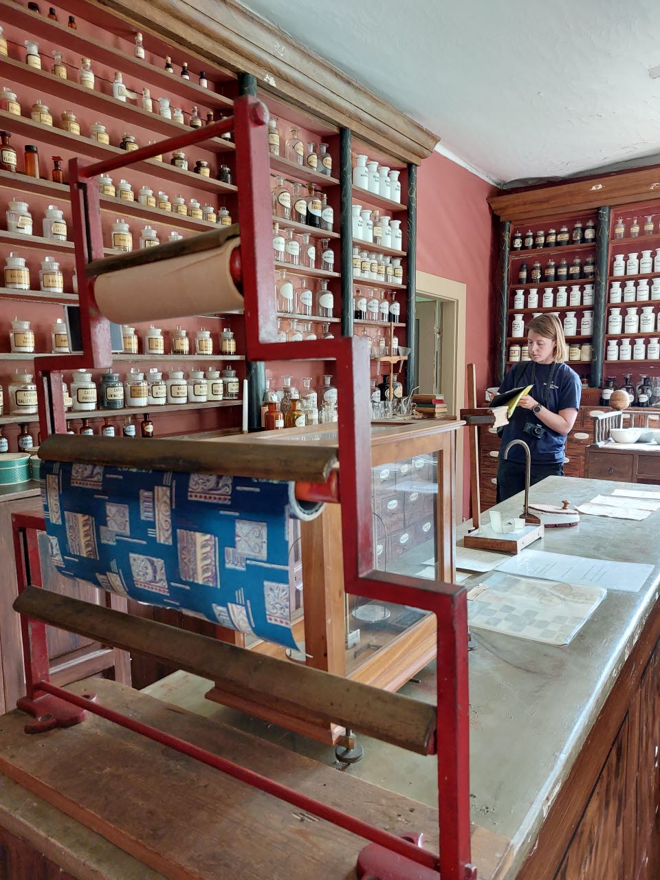Byggnadsantikvarie Maria Klint i apoteket på Medevi Brunn.